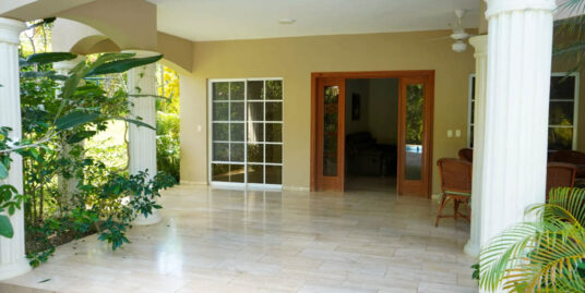 Home with two Separated Apartments, Big Pool and Jacuzzi
