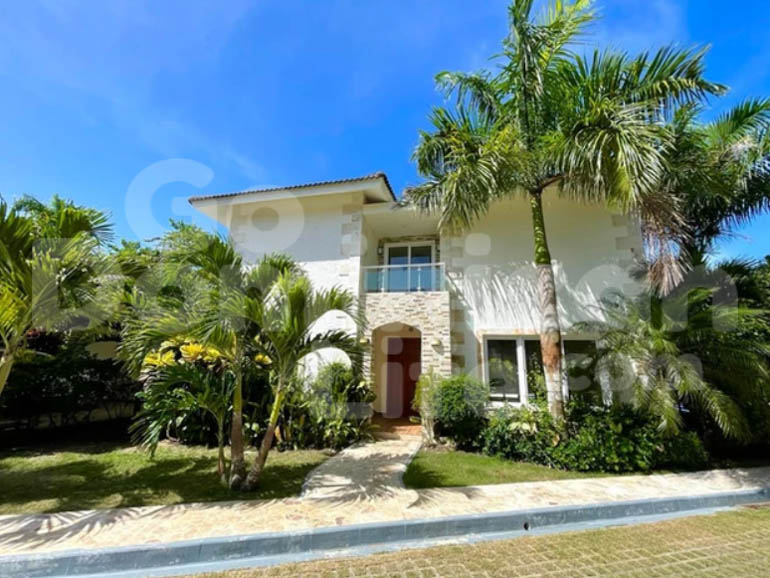 Spacious 3Br Villa with Pool steps from the Beach