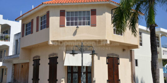 2-Level Townhouse next to the Beach!
