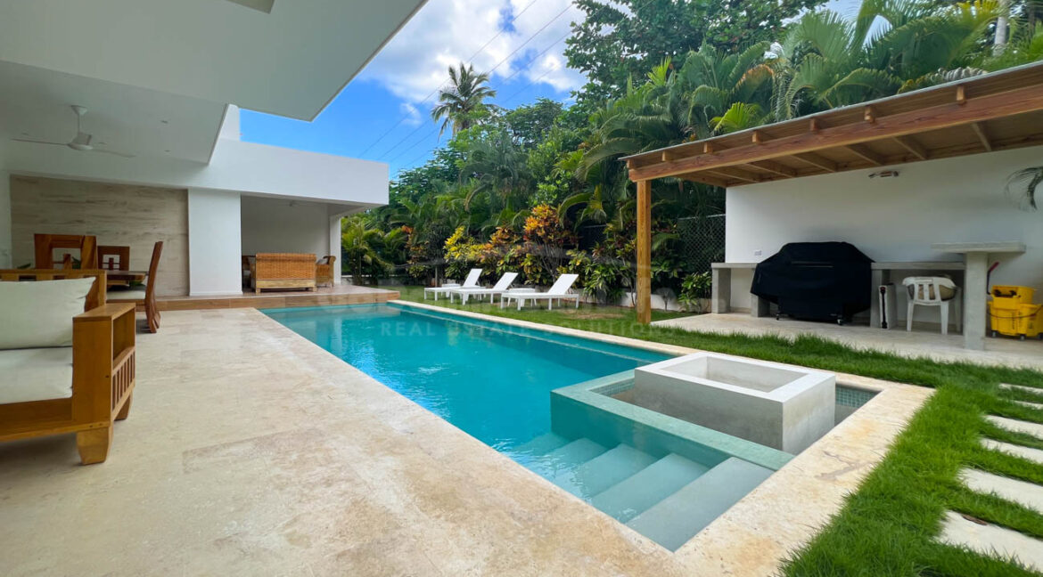 beautiful-new-4-bedroom-villa-with-private-pool-near-the-beach-30