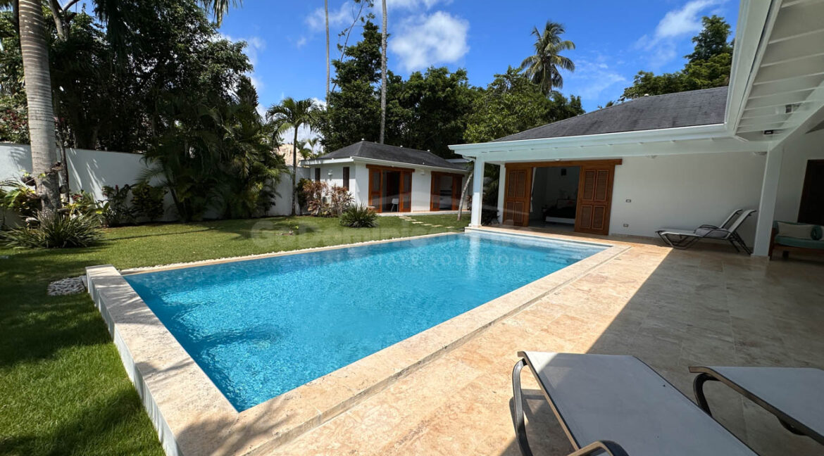 5-bedroom-villa-with-pool-in-tropical-paradise-21