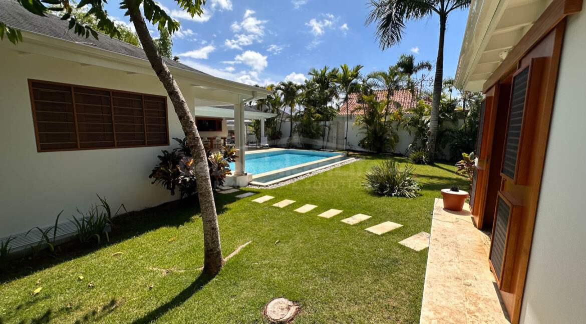 5-bedroom-villa-with-pool-in-tropical-paradise-31