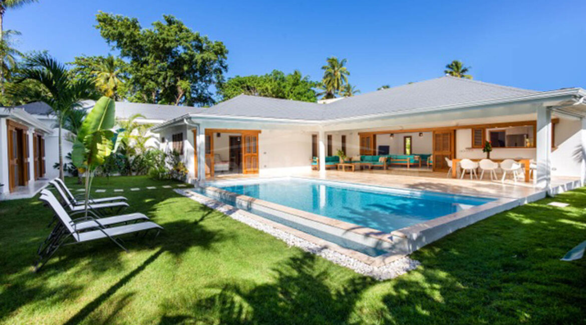 5-bedroom-villa-with-pool-in-tropical-paradise-48
