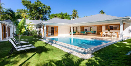Tropical Paradise: 5 Bedroom Villa with Pool