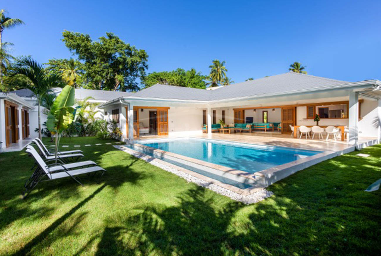 Tropical Paradise: 5 Bedroom Villa with Pool