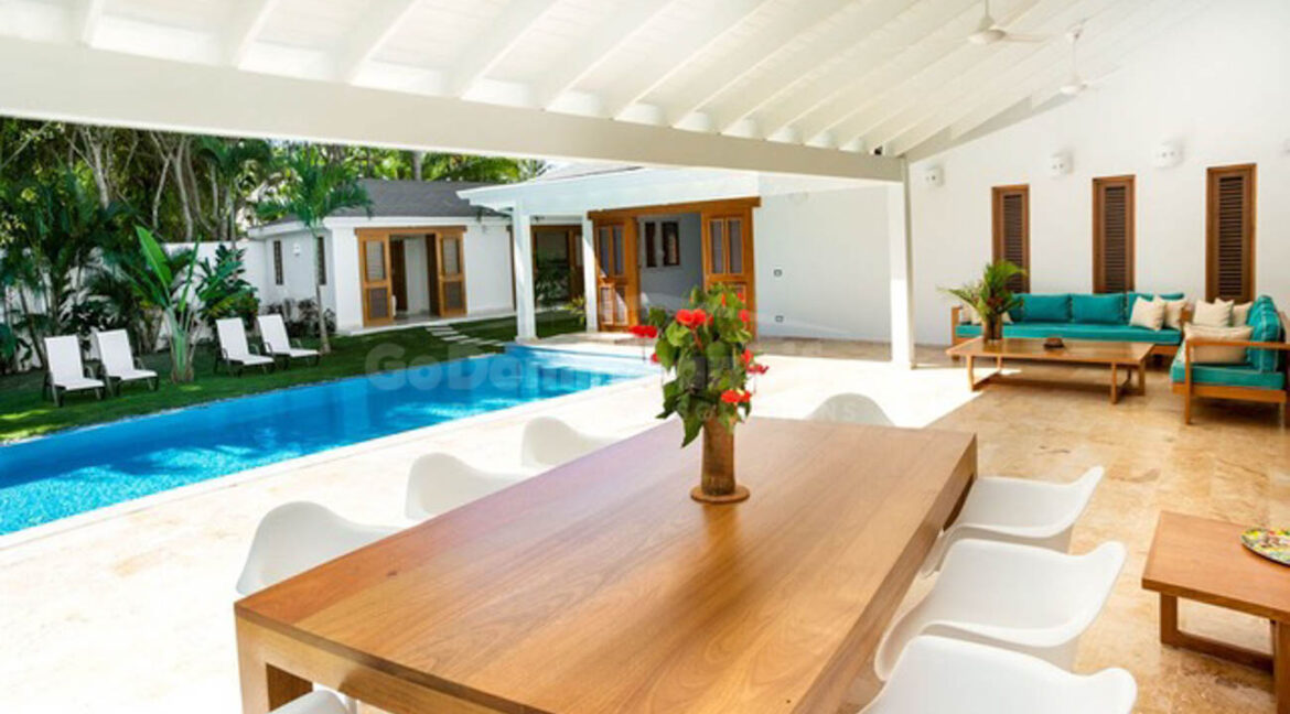5-bedroom-villa-with-pool-in-tropical-paradise-49
