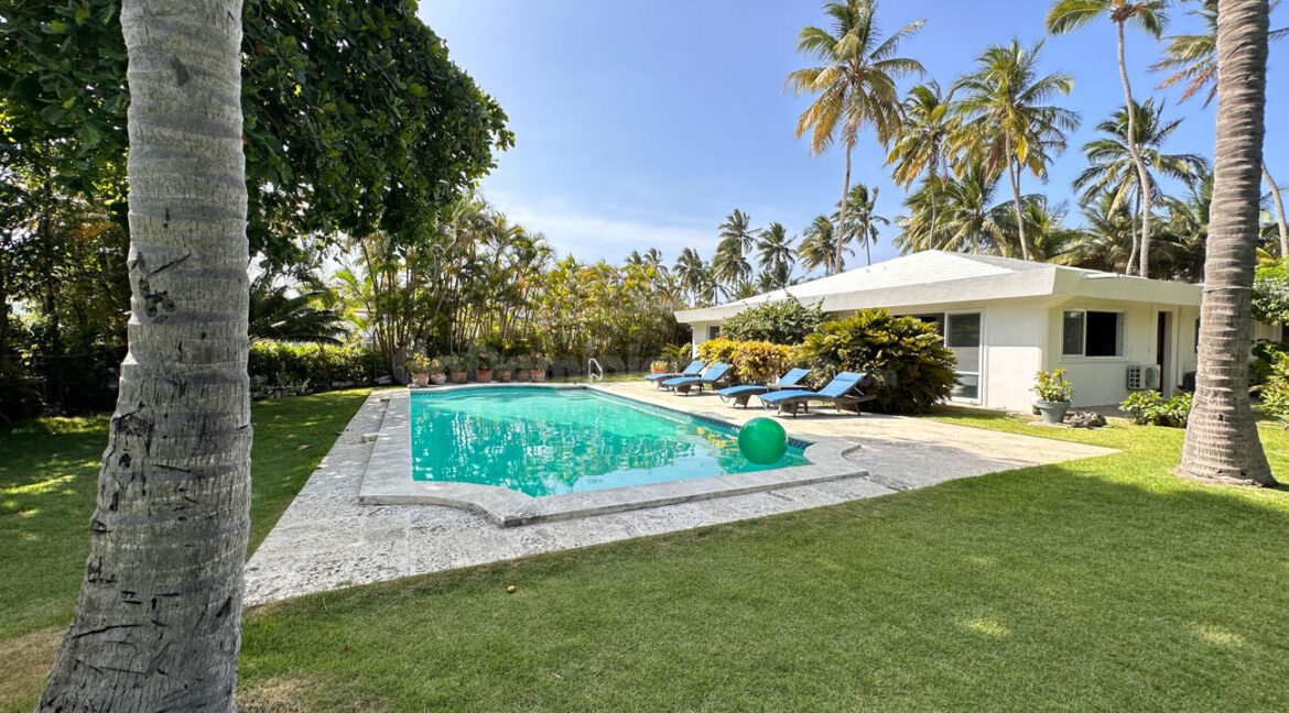 beautiful-villa-in-front-the-ocean-19