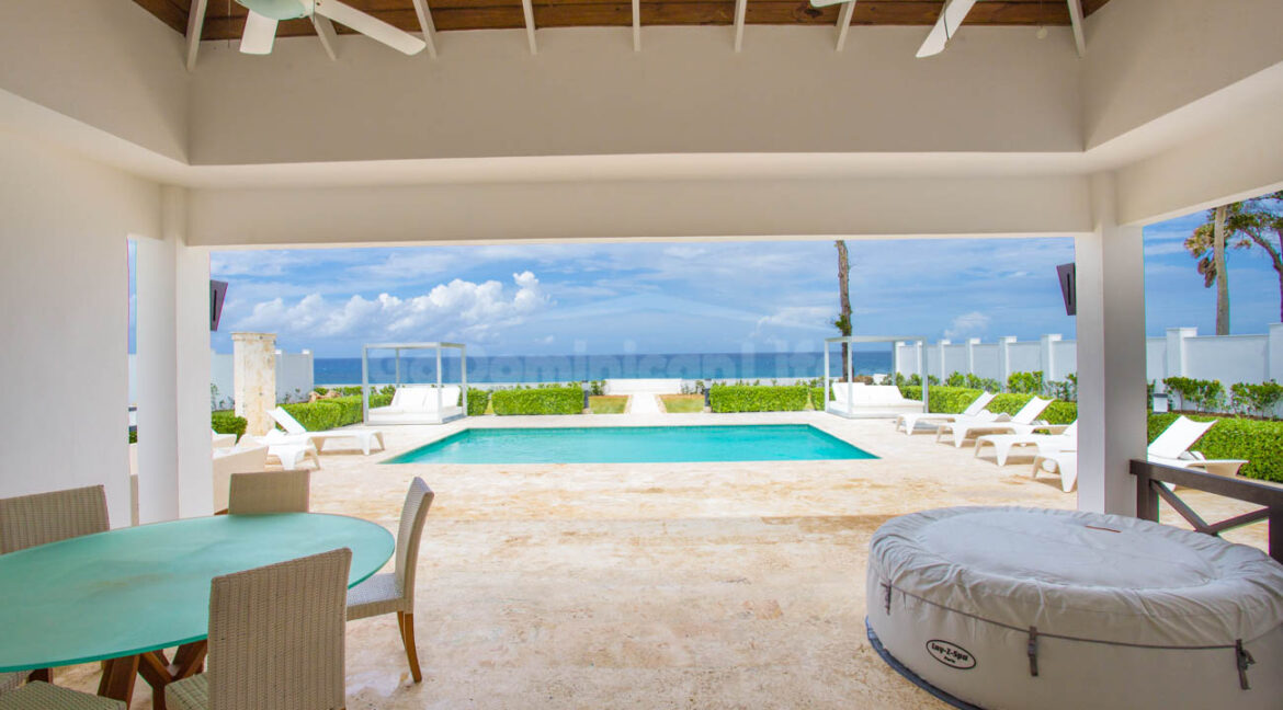 luxurious-oceanfront-villa-at-its-finest-23