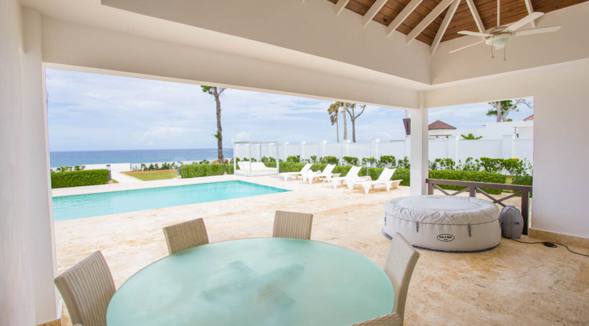 luxurious-oceanfront-villa-at-its-finest-25