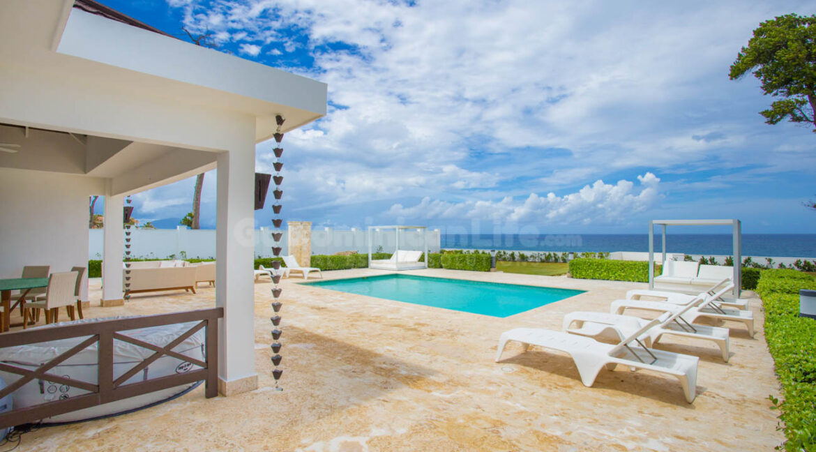 luxurious-oceanfront-villa-at-its-finest-26