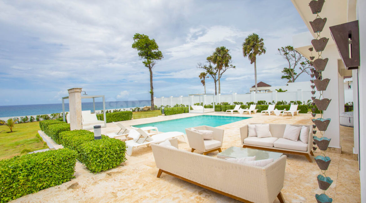 luxurious-oceanfront-villa-at-its-finest-27
