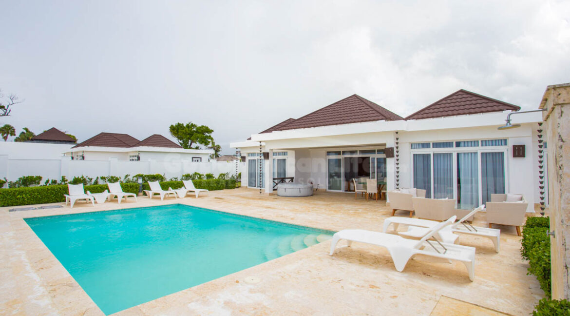 luxurious-oceanfront-villa-at-its-finest-29