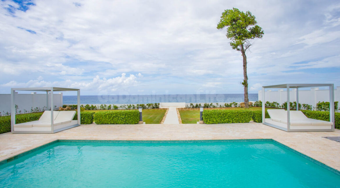 luxurious-oceanfront-villa-at-its-finest-30