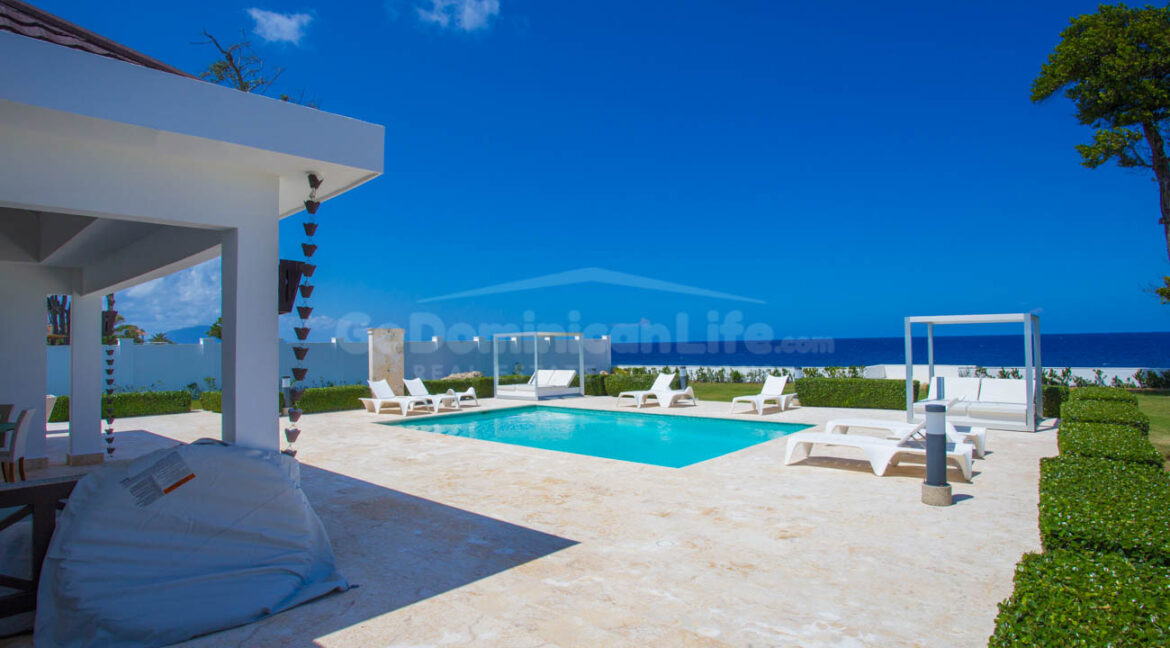 luxurious-oceanfront-villa-at-its-finest-35