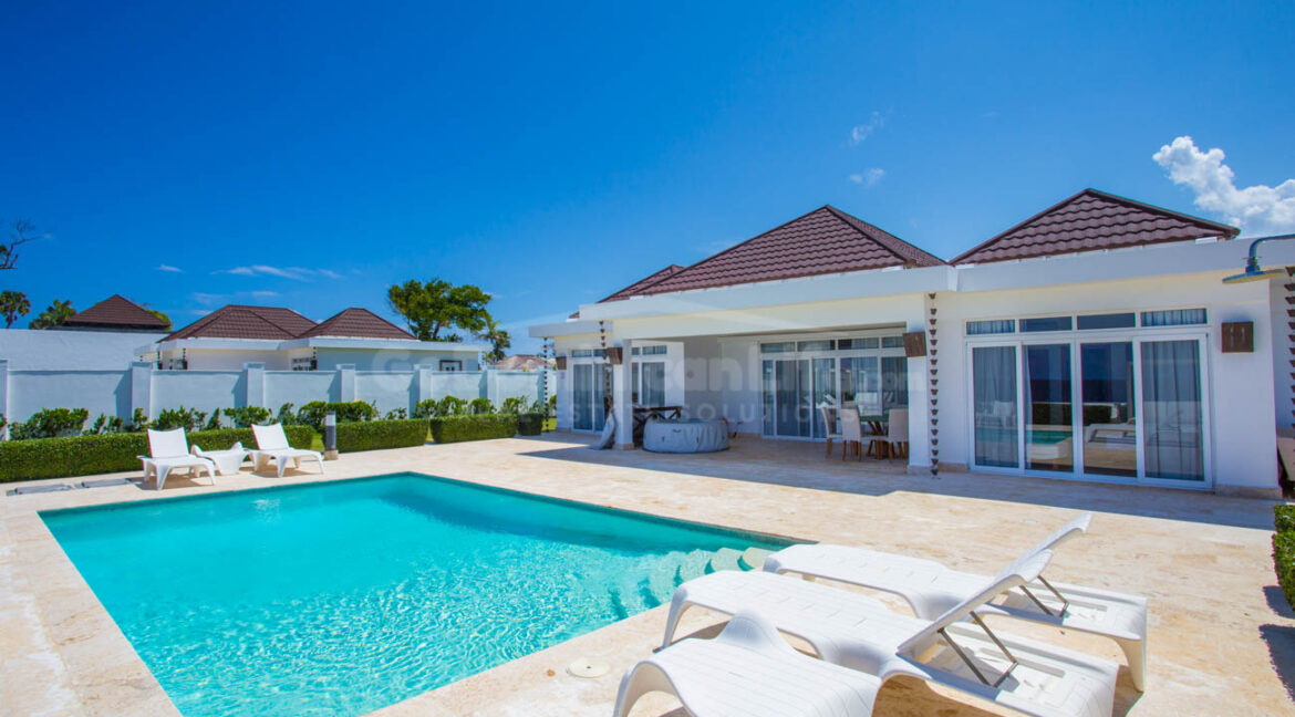 luxurious-oceanfront-villa-at-its-finest-37