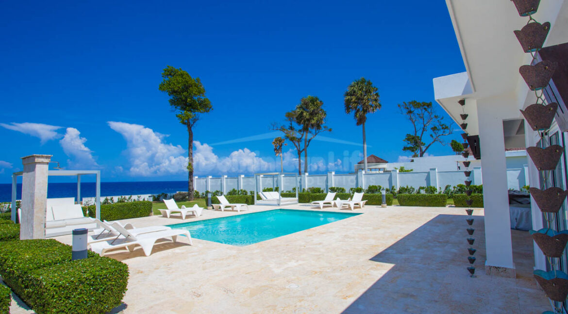 luxurious-oceanfront-villa-at-its-finest-39