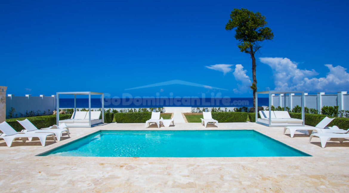 luxurious-oceanfront-villa-at-its-finest-40