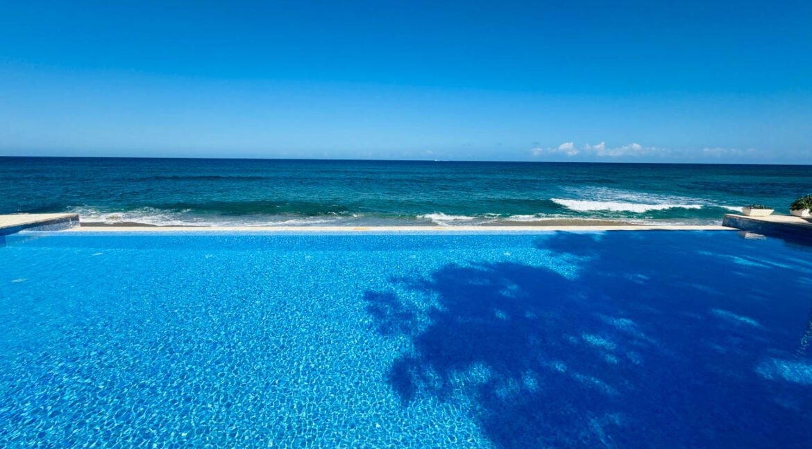 stunning-beachfront-condo-playa-laguna-blue-green-37