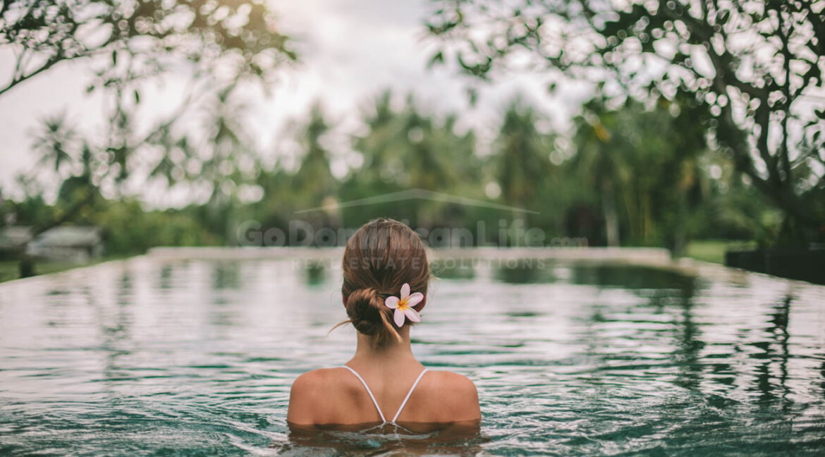 Young,Girl,Swimming,In,Infinity,Pool,With,In,Private,Villa