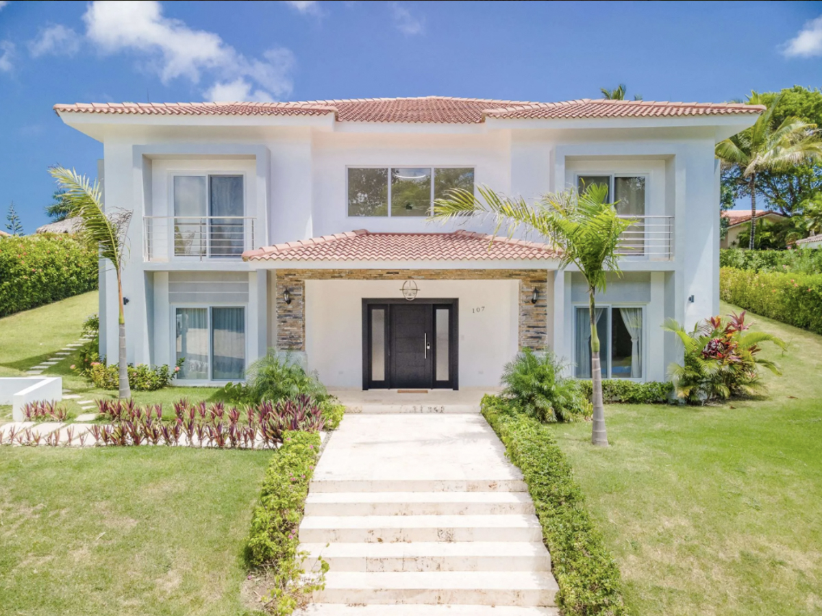 Tropical 4-Bedroom Villa with Private Pool – Fully Furnished & Move-In Ready